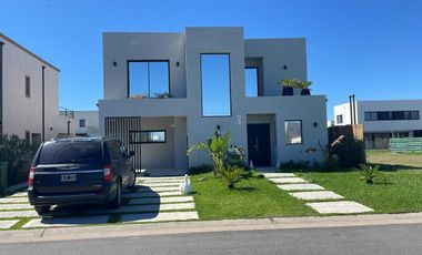 Casa en Alquiler en el Barrio Vila Marina II, Villanueva, Tigre.