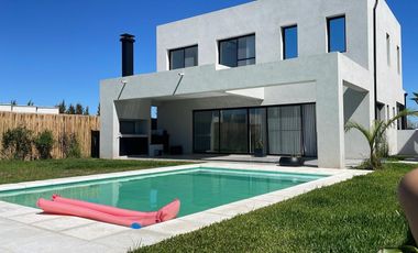Casa en Alquiler en el Barrio Vila Marina II, Villanueva, Tigre.