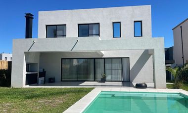 Casa en Alquiler en el Barrio Vila Marina II, Villanueva, Tigre.