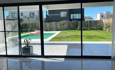 Casa en Alquiler en el Barrio Vila Marina II, Villanueva, Tigre.