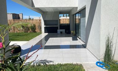 Casa en Alquiler en el Barrio Vila Marina II, Villanueva, Tigre.
