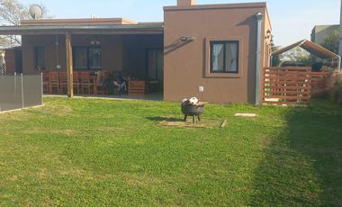 Casa con pileta en Santa Elena Pilar del Este