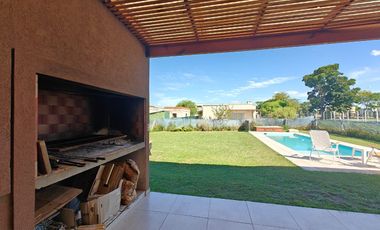 Casa con pileta en Santa Elena Pilar del Este