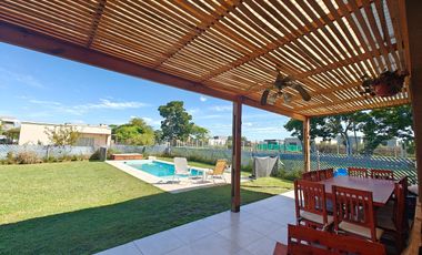 Casa con pileta en Santa Elena Pilar del Este