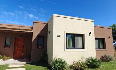 Casa con pileta en Santa Elena Pilar del Este