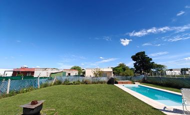 Casa con pileta en Santa Elena Pilar del Este