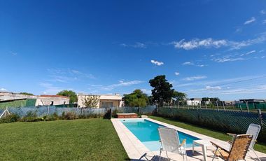 Casa con pileta en Santa Elena Pilar del Este