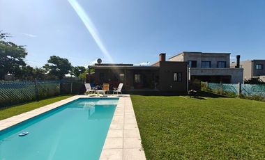 Casa con pileta en Santa Elena Pilar del Este
