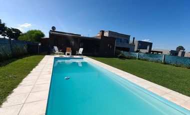 Casa con pileta en Santa Elena Pilar del Este