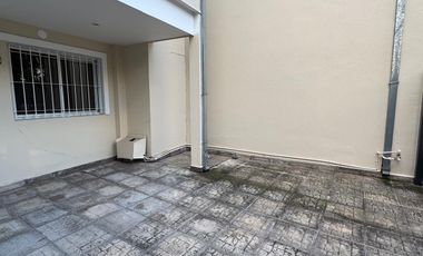 Buen Chalet/Duplex de 3 amb. en alquiler en Carapachay!!