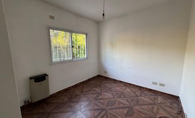 Buen Chalet/Duplex de 3 amb. en alquiler en Carapachay!!