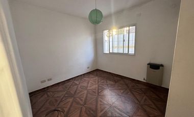 Buen Chalet/Duplex de 3 amb. en alquiler en Carapachay!!