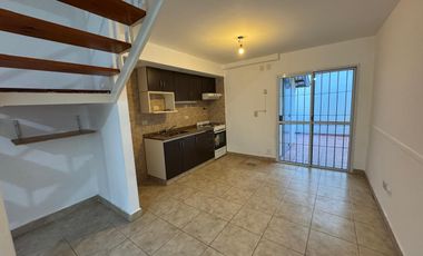 Buen Chalet/Duplex de 3 amb. en alquiler en Carapachay!!
