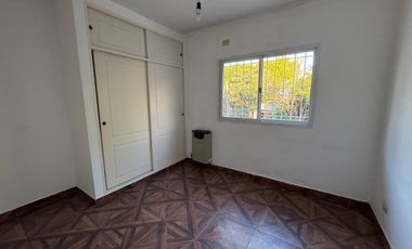 Buen Chalet/Duplex de 3 amb. en alquiler en Carapachay!!