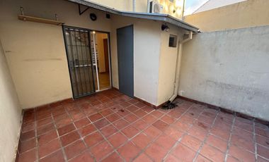 Buen Chalet/Duplex de 3 amb. en alquiler en Carapachay!!