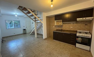 Buen Chalet/Duplex de 3 amb. en alquiler en Carapachay!!