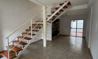 Buen Chalet/Duplex de 3 amb. en alquiler en Carapachay!!