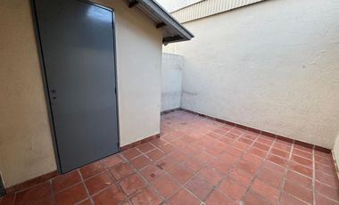 Buen Chalet/Duplex de 3 amb. en alquiler en Carapachay!!