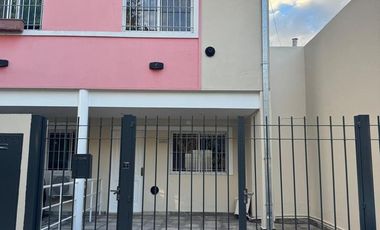 Buen Chalet/Duplex de 3 amb. en alquiler en Carapachay!!
