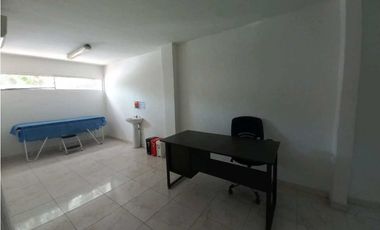 En arriendo casa comercial en avenida principal
