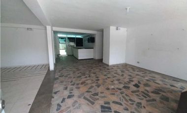 En arriendo casa comercial en avenida principal