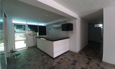 En arriendo casa comercial en avenida principal