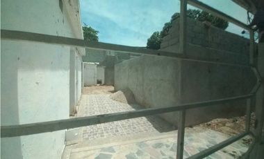 En arriendo casa comercial en avenida principal