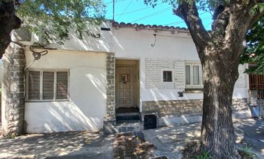 Casa tipo P.H. 4 amb. Barrio Pinos de Anchorena. Cel 223542----