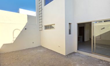CASA MODERNA EN VENTA, 3 RECÁMARAS, 2.5 BAÑOS, COCHERA PARA 2 AUTOS