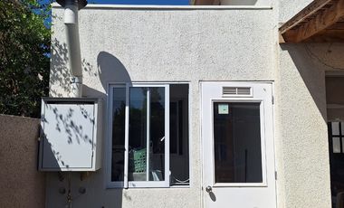 Se arrienda casa dos pisos en  Condominio Barrio Sacramento