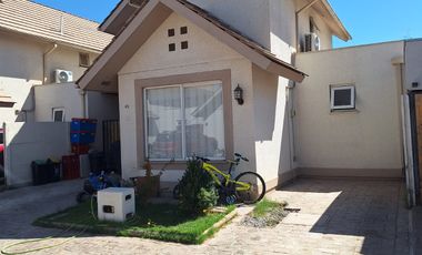 Se arrienda casa dos pisos en  Condominio Barrio Sacramento