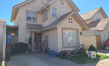 Se arrienda casa dos pisos en  Condominio Barrio Sacramento