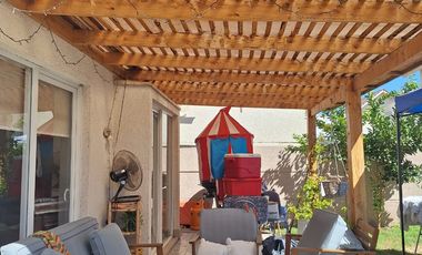 Se arrienda casa dos pisos en  Condominio Barrio Sacramento