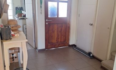 Se arrienda casa dos pisos en  Condominio Barrio Sacramento