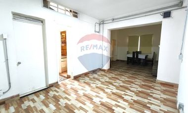 Casa con excelente ubicación/ Av. Santa Isabel