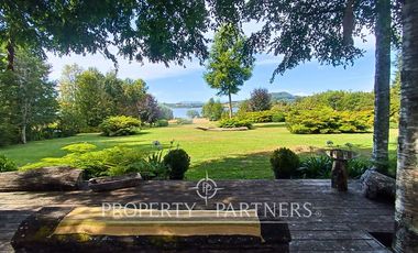 Linda casa orilla de lago con playa exclusiva y vista al volcán Villarrica.