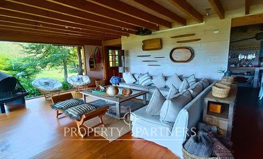 Linda casa orilla de lago con playa exclusiva y vista al volcán Villarrica.