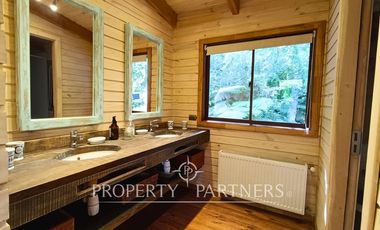 Linda casa orilla de lago con playa exclusiva y vista al volcán Villarrica.