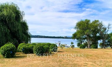 Linda casa orilla de lago con playa exclusiva y vista al volcán Villarrica.
