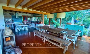 Linda casa orilla de lago con playa exclusiva y vista al volcán Villarrica.
