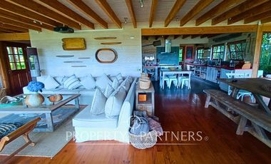Linda casa orilla de lago con playa exclusiva y vista al volcán Villarrica.
