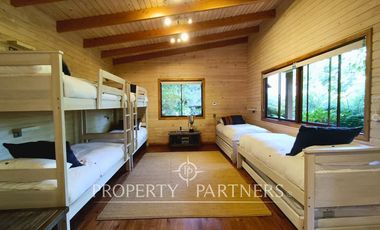 Linda casa orilla de lago con playa exclusiva y vista al volcán Villarrica.