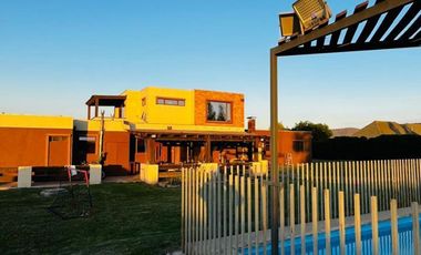 Casa en excelente estado en condominio seguro cercano a colegios