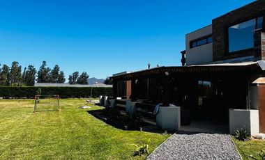 Casa en excelente estado en condominio seguro cercano a colegios