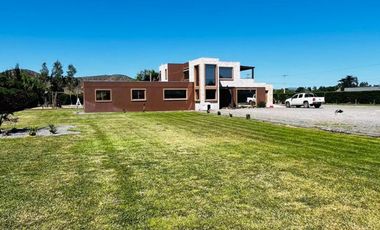 Casa en excelente estado en condominio seguro cercano a colegios