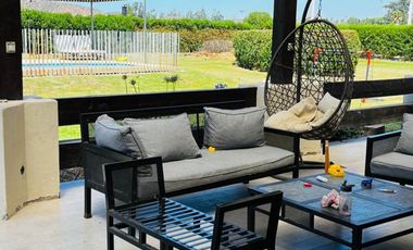 Casa en excelente estado en condominio seguro cercano a colegios