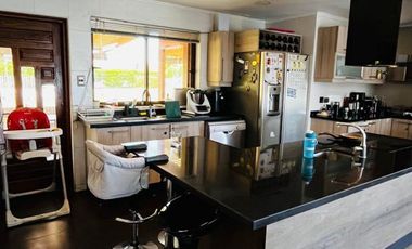Casa en excelente estado en condominio seguro cercano a colegios