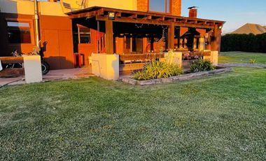 Casa en excelente estado en condominio seguro cercano a colegios