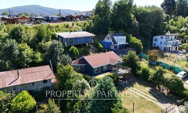 Se vende casa más cabaña, excelente vista al lago Villarrica.