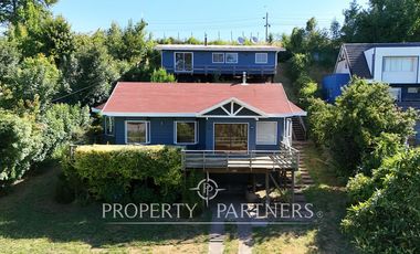 Se vende casa más cabaña, excelente vista al lago Villarrica.